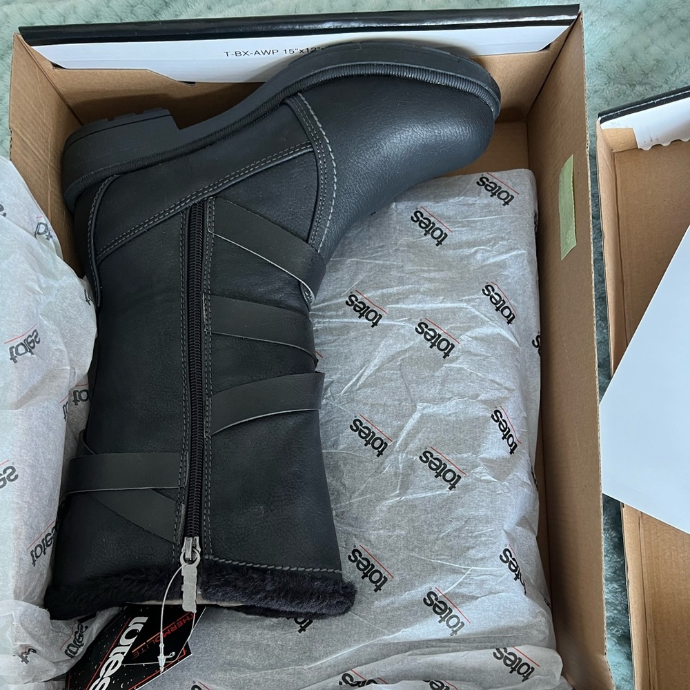 Brand new Winter Totes Boots
